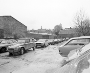 880664 Gezicht op het parkeerterrein in 'het gat in de Voorstraat', tussen de panden Voorstraat 61 en 71 te ...